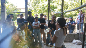 Estudiantes de Medicina Veterinaria aplican vacuna aviar como parte de su formación práctica