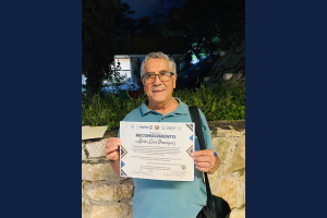 Reconocen a alumno que cursa la carrera de Licenciatura en Filosofía a sus 68 años como mejor estudiante de su generación