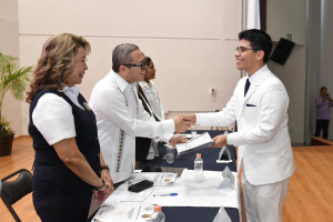Entregan documentos de grado a 140 nuevos médicos de la Generación XCVI