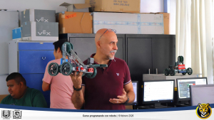 La Facultad de Contaduría y Administración expone a estudiantes de secundaria el mundo de la robótica y la programación