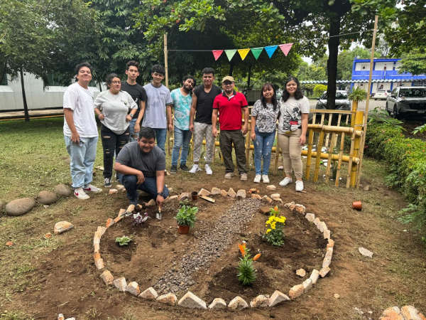 Jardines polinizadores embellecen y promueven la conservación