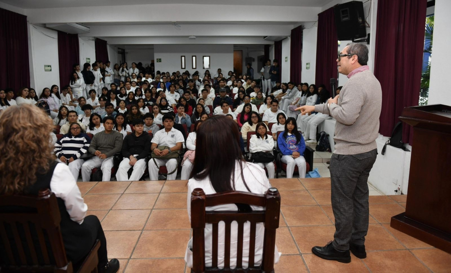 Rector de la Benemérita Universidad Autónoma de Chiapas da la bienvenida cercana a estudiantes de Veterinaria y Medicina Humana en el ciclo enero-junio 2026