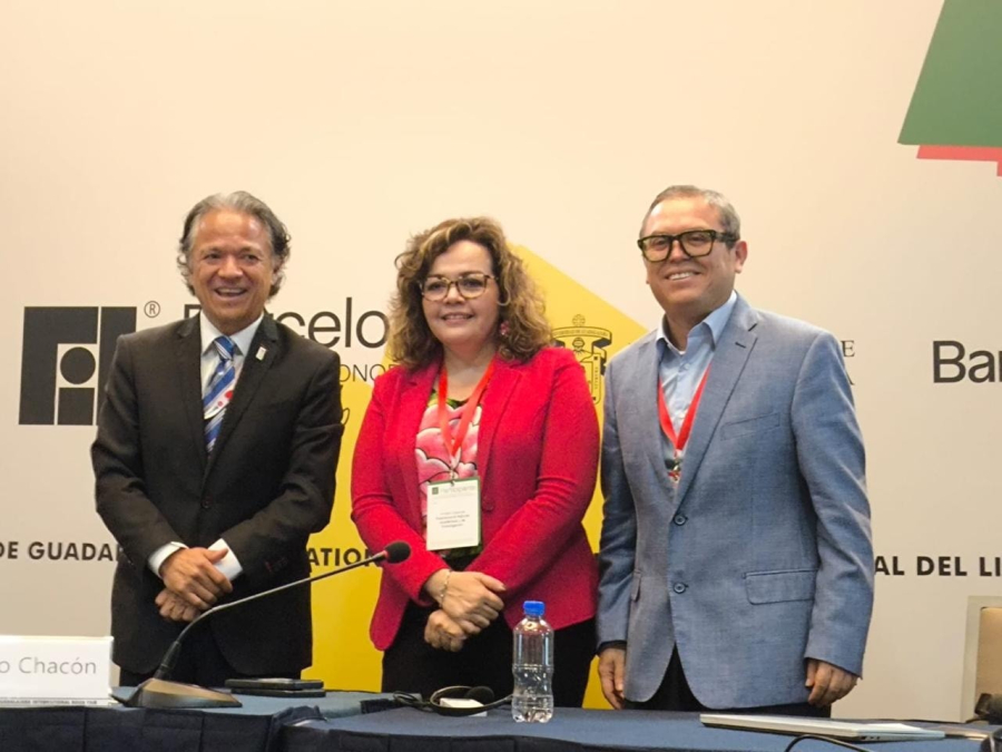 Rector Oswaldo Chacón llama a una Política Nacional de IA y pensamiento crítico durante su participación en el Foro OCDE 2025