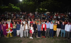 Da inicio UNACH a las celebraciones decembrinas con el encendido del árbol navideño en el Campus I