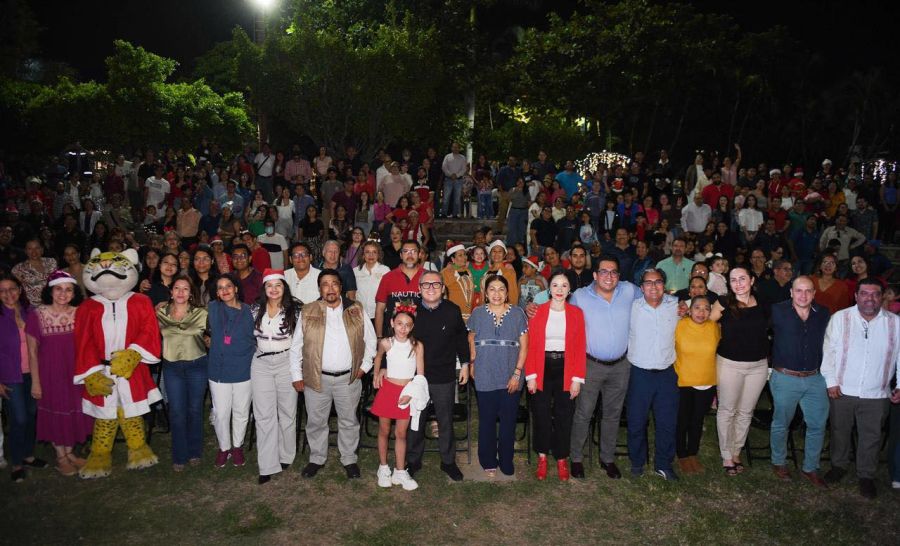 Da inicio UNACH a las celebraciones decembrinas con el encendido del árbol navideño en el Campus I