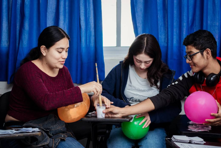Realiza Campus XVIII Comitán taller de elaboración de piñatas como parte de sus actividades decembrinas