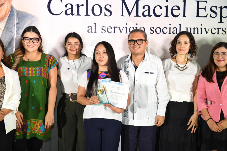 Otorga UNACH primer lugar en Premio Carlos Maciel Espinosa a estudiante de Pedagogía por rescate de bordado Ch&#039;ol