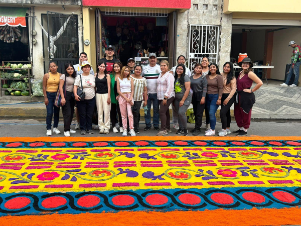 Alfombras de fe: Estudiantes de Turismo UNACH honran tradición en Tuxtla Chico