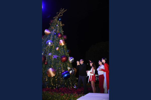 Da inicio la UNACH a las celebraciones decembrinas con el encendido del árbol navideño en el Campus I