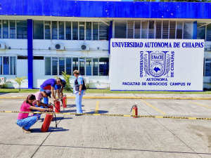 Capacitación contra incendios fortalece la cultura de prevención en la Facultad de Negocios de la UNACH