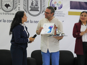 Especialista analiza impacto de la inteligencia artificial en la educación durante ponencia en la UNACH