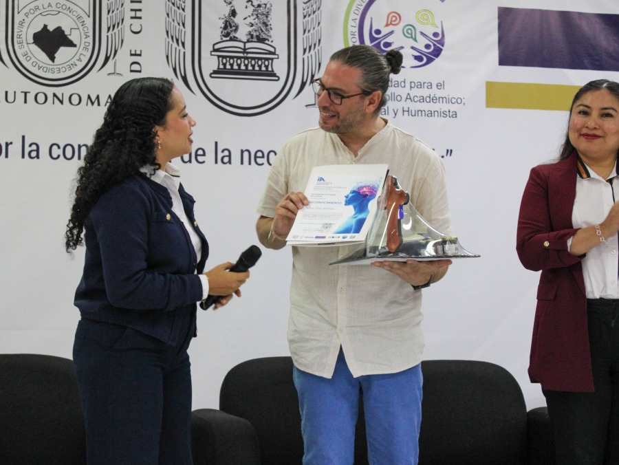 Especialista analiza impacto de la inteligencia artificial en la educación durante ponencia en la UNACH