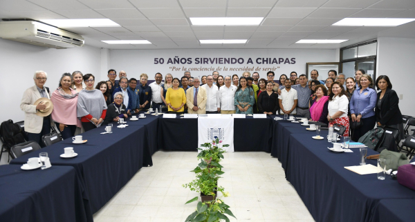 Roberto Escalante Semerena diserta sobre los retos de la educación superior en América Latina y el Caribe en la UNACH