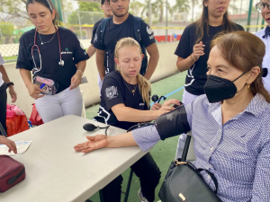 Estudiantes de Medicina de la UNACH y UCF colaboran con Cruz Roja en beneficio de habitantes de Terán