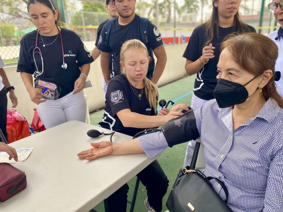 Estudiantes de Medicina de la UNACH y UCF colaboran con Cruz Roja en beneficio de habitantes de Terán